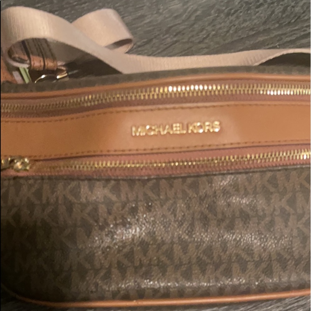 Micheal kors Fanny pack with two compartments for items